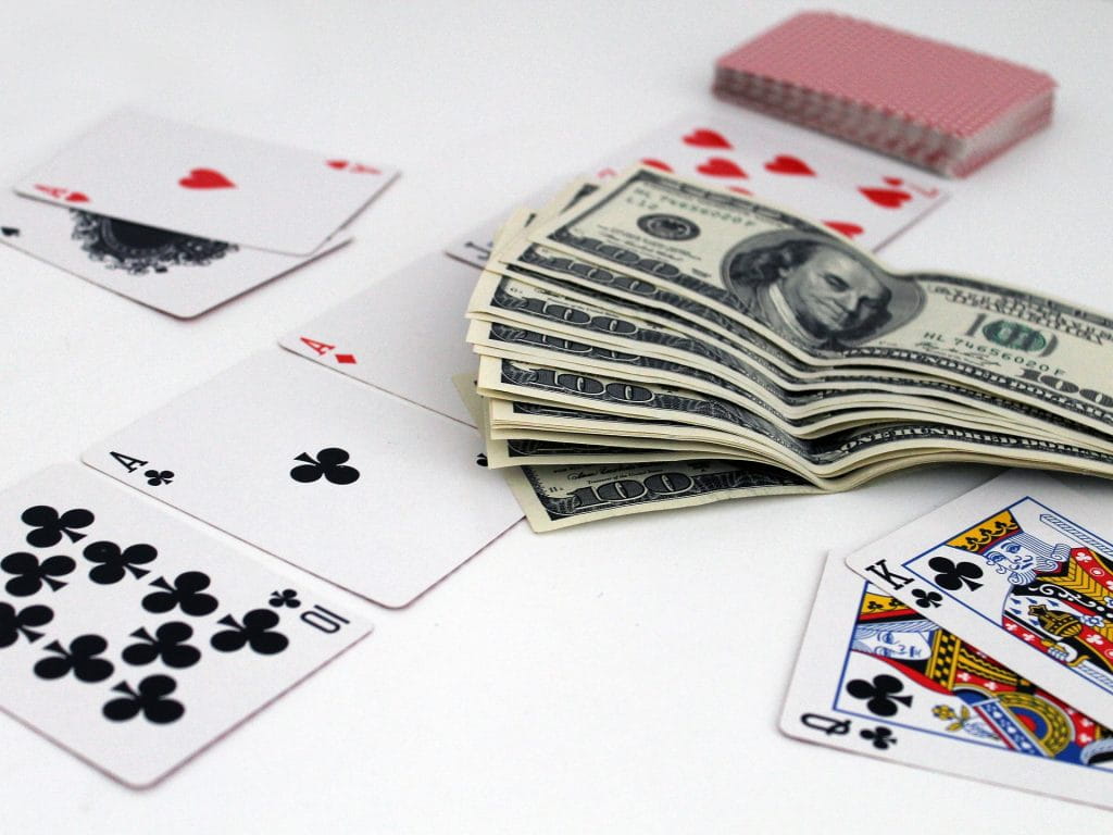 juego de cartas con billetes de dinero real